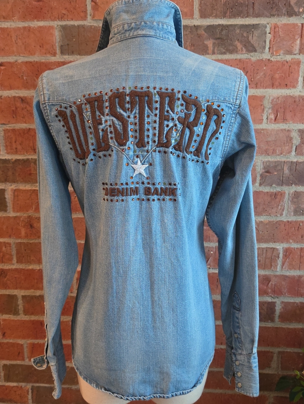 Women’s Light Blue Denim Pearl Snap Shirt With Embroidery Size Med EUC